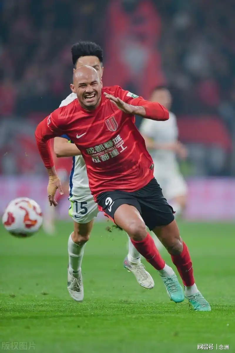 半岛体育官网-国足新归化？曝33岁巴西前锋明年入籍！22场造13球，想踢世界杯